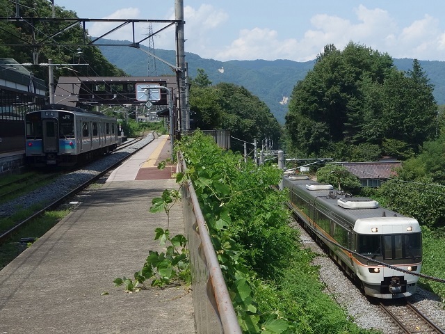 姨捨駅を通過する特急しなの